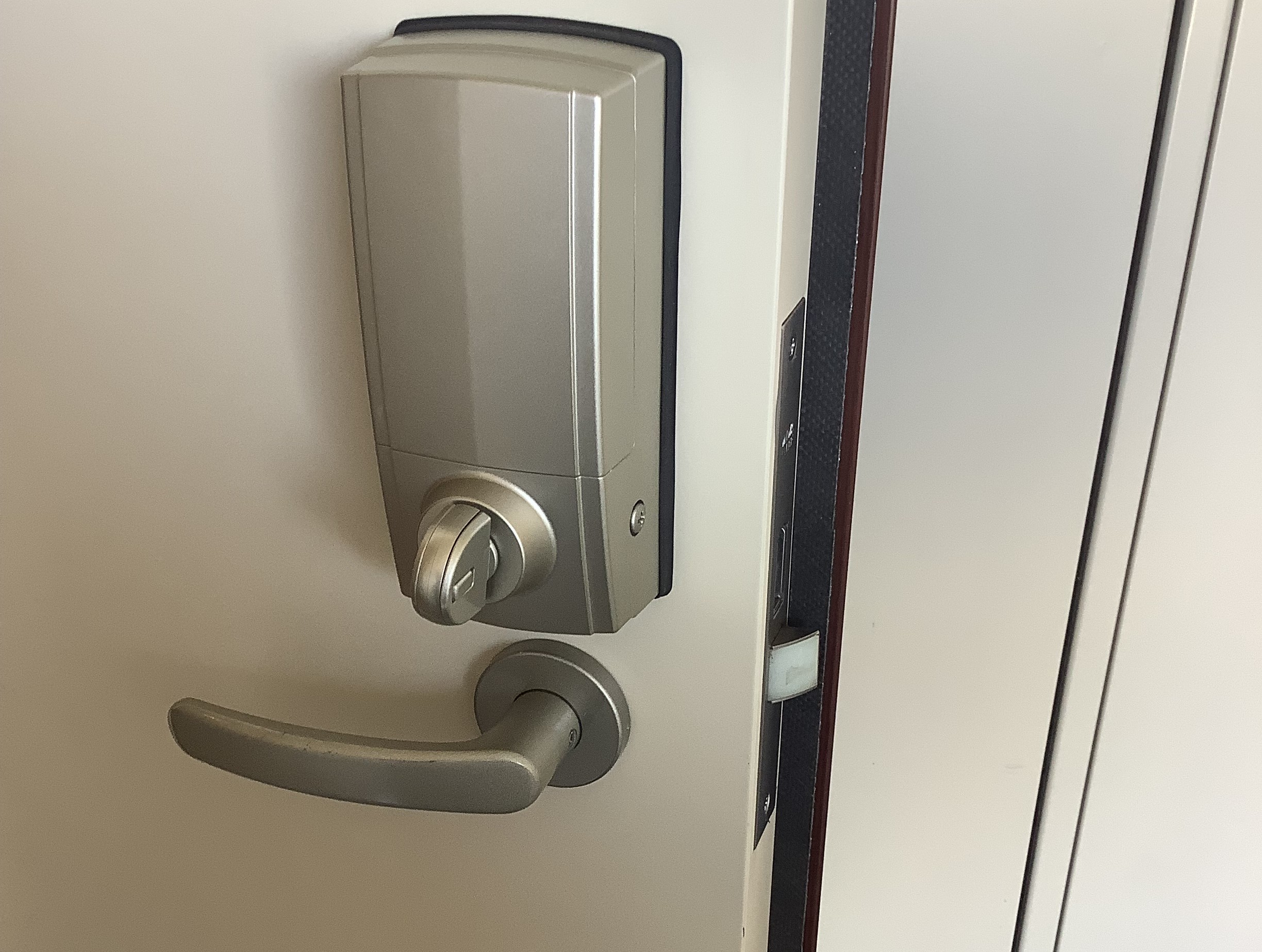 ドアが最後まで閉まらない