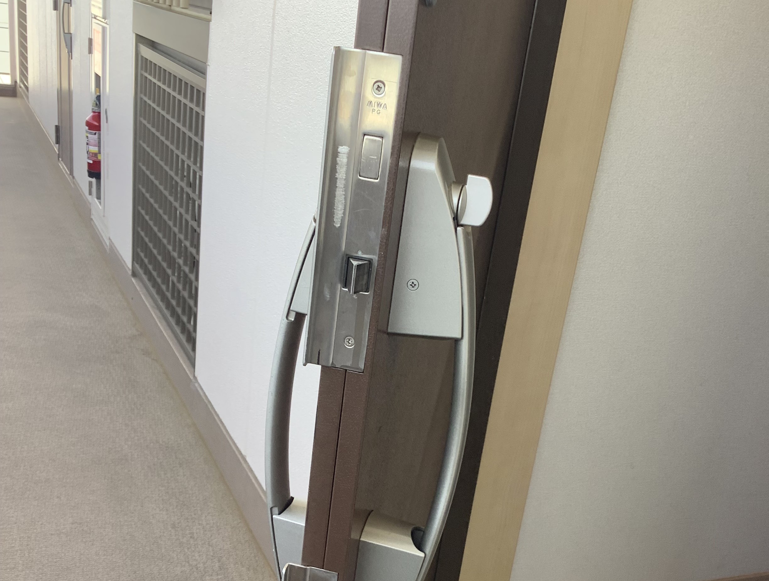 玄関ドアが引っ掛かる