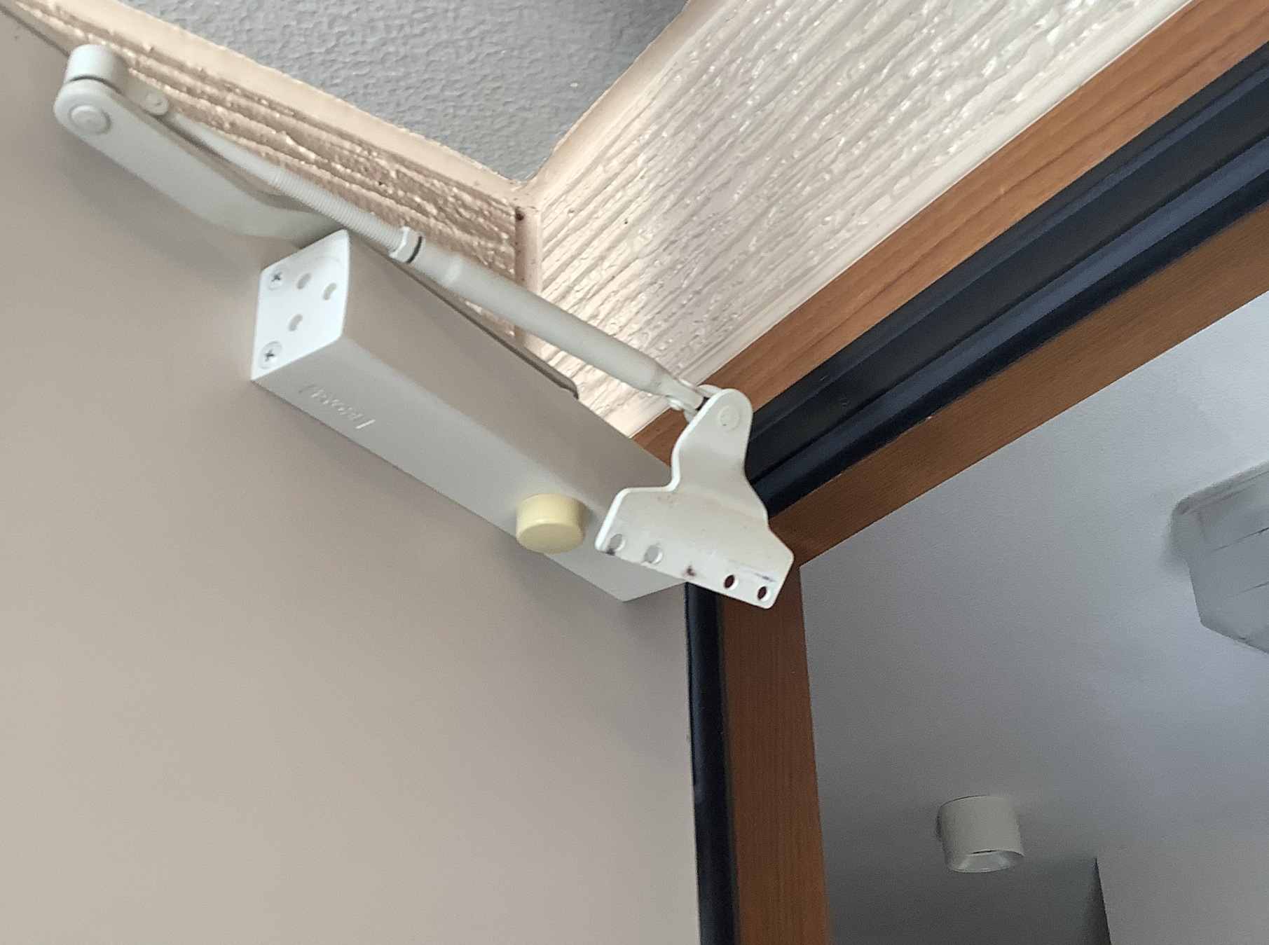 ドアクローザーのネジが外れた