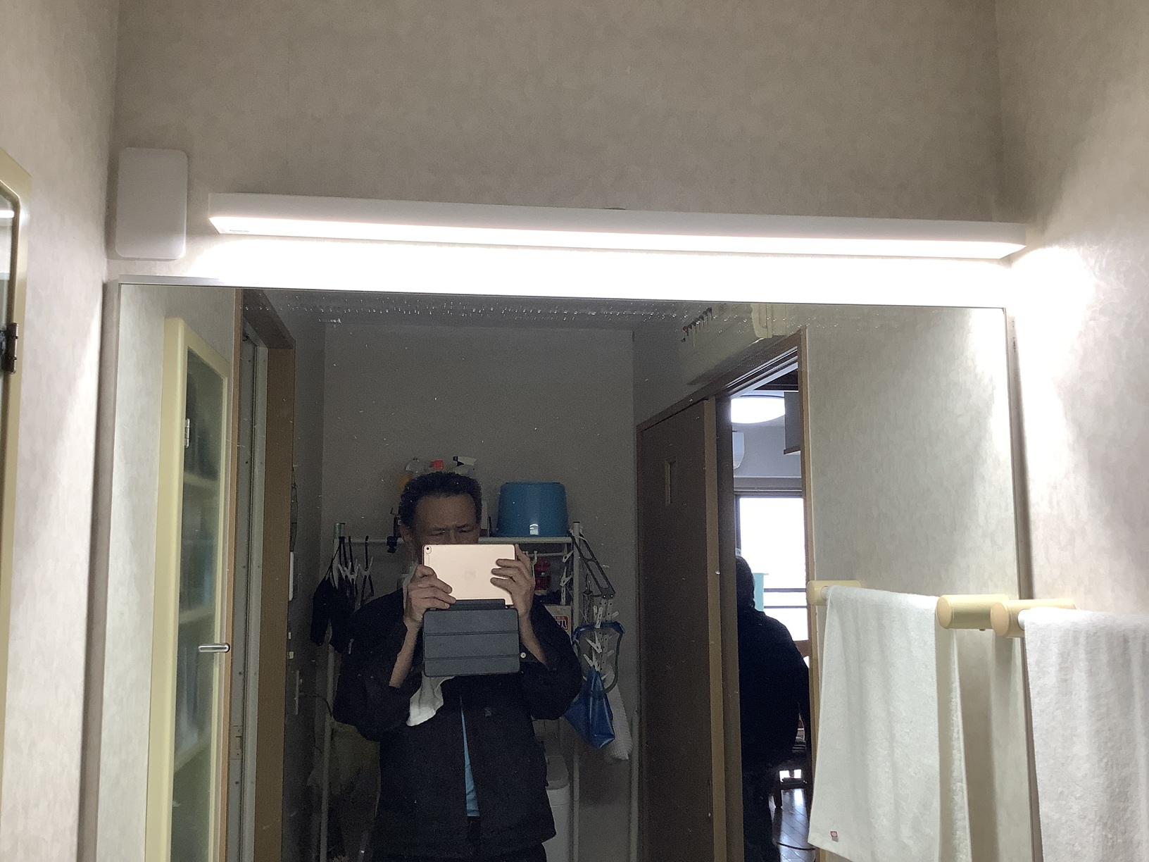 洗面化粧台の照明交換