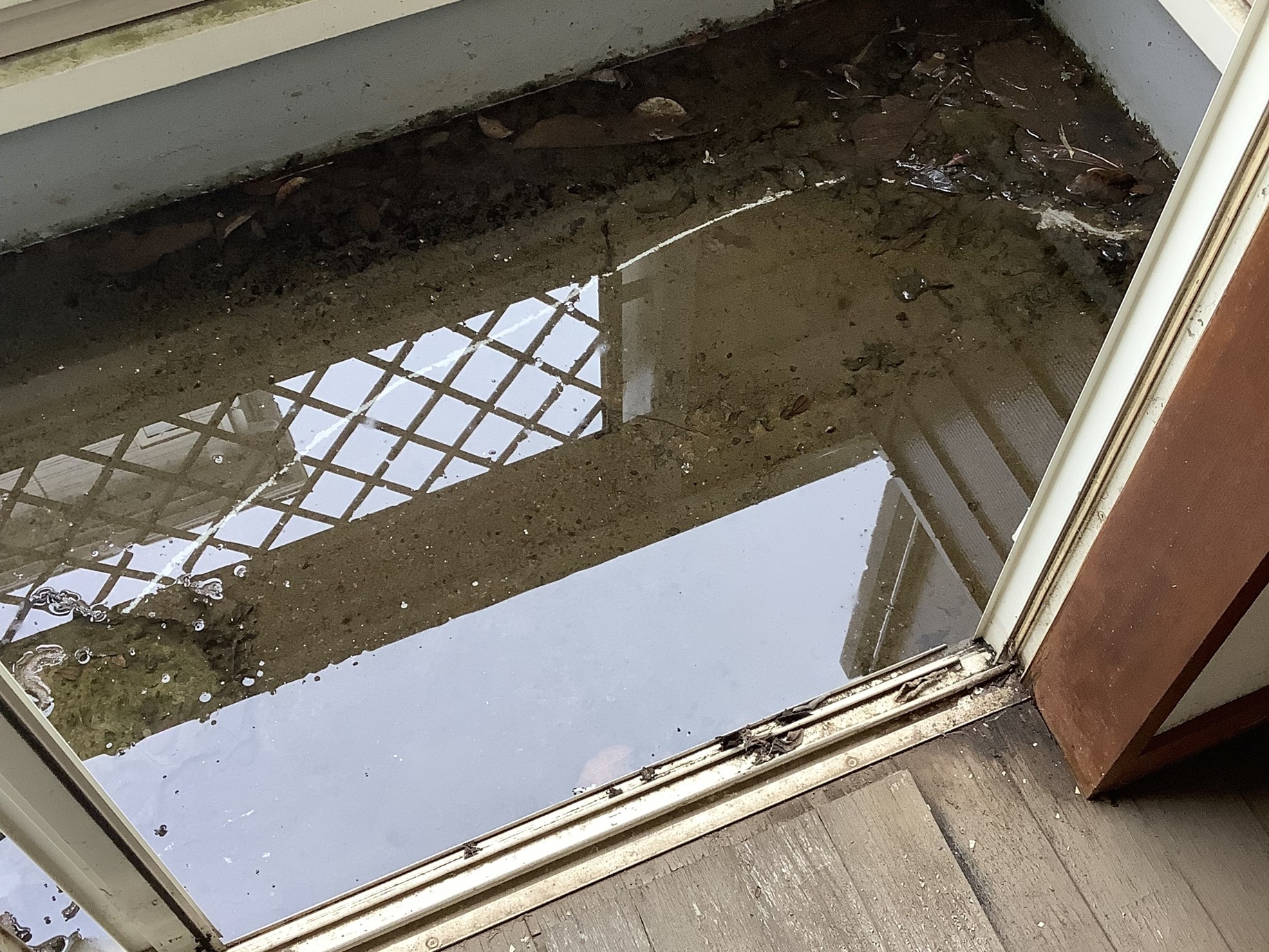 ベランダに水が溜まっている
