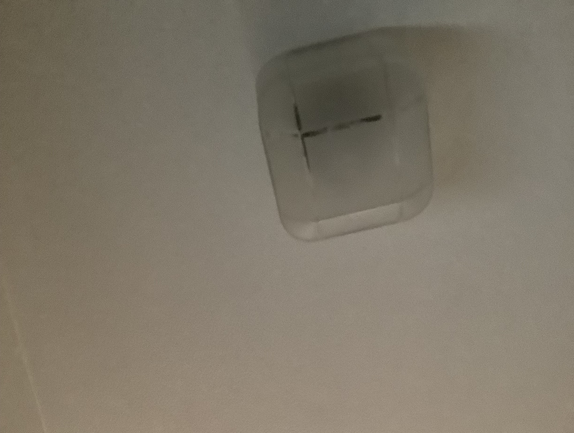 玄関照明のカバーが外れない