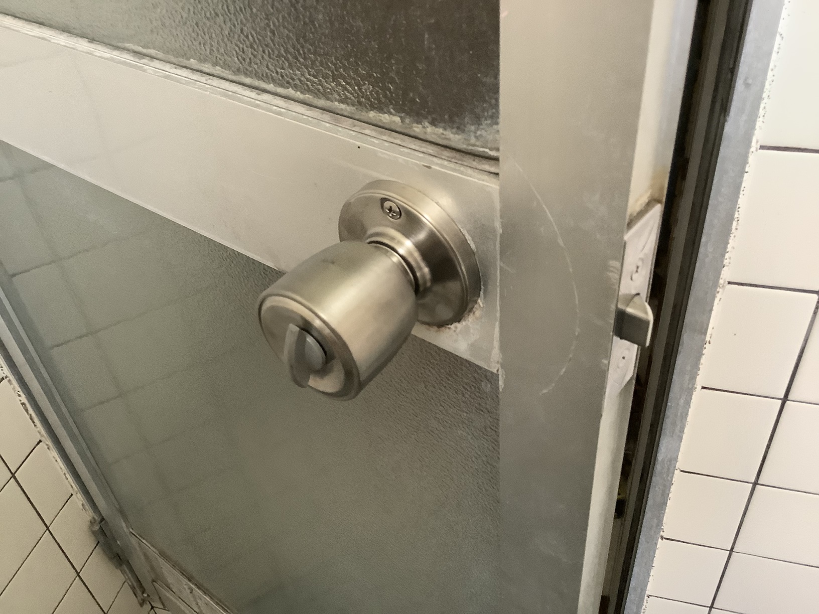 ドアノブがグラグラして壊れた