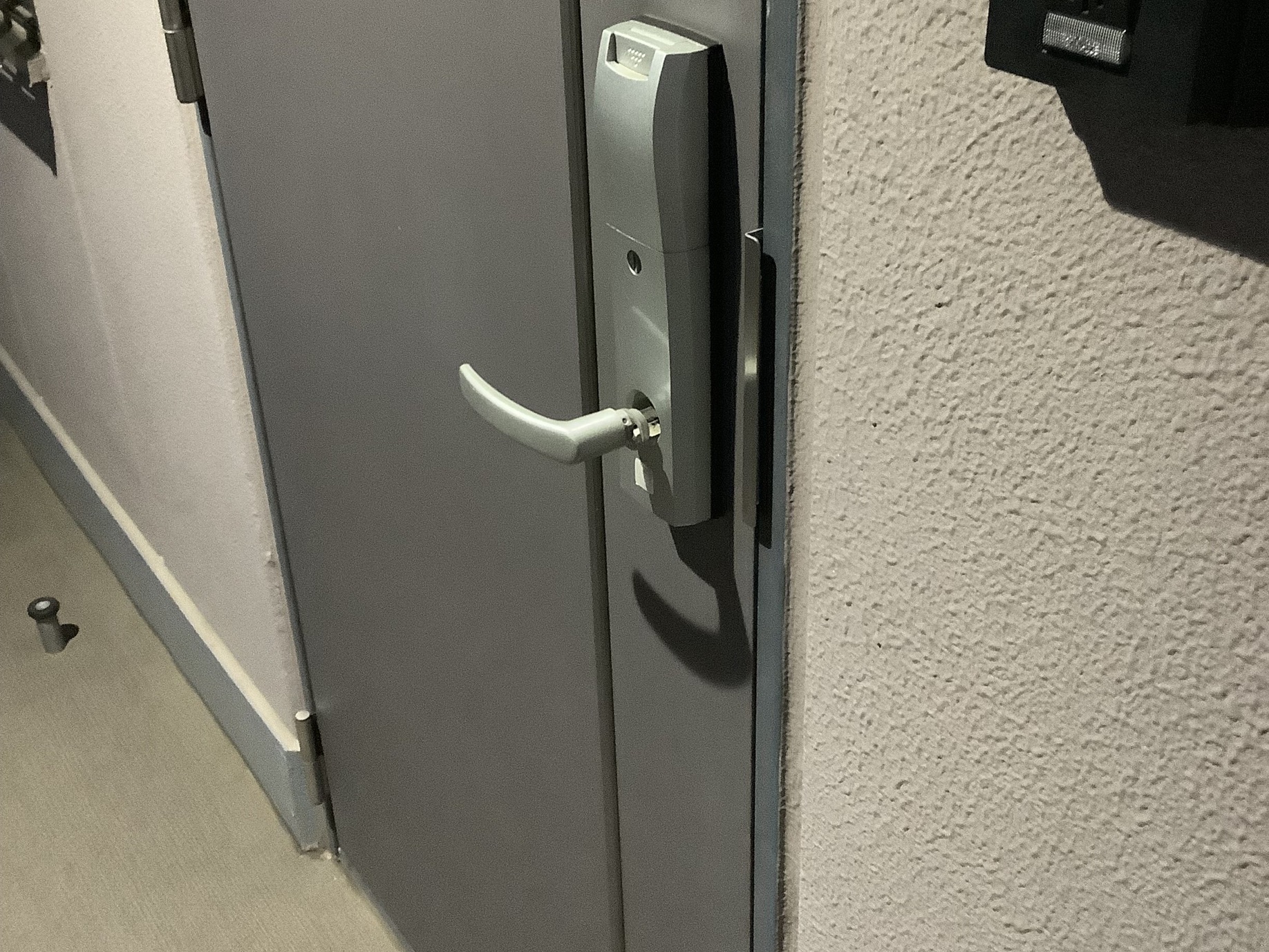 玄関ドアが開かず外に出られない