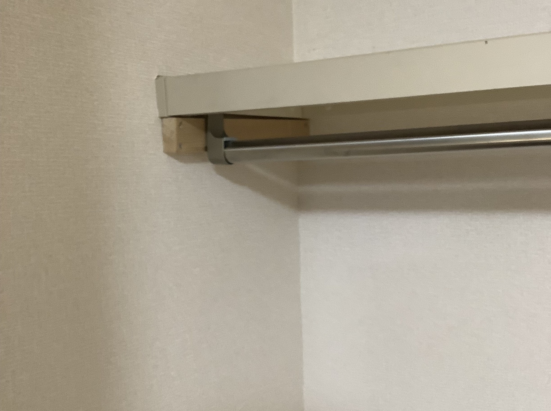 クローゼットの棚が下がる