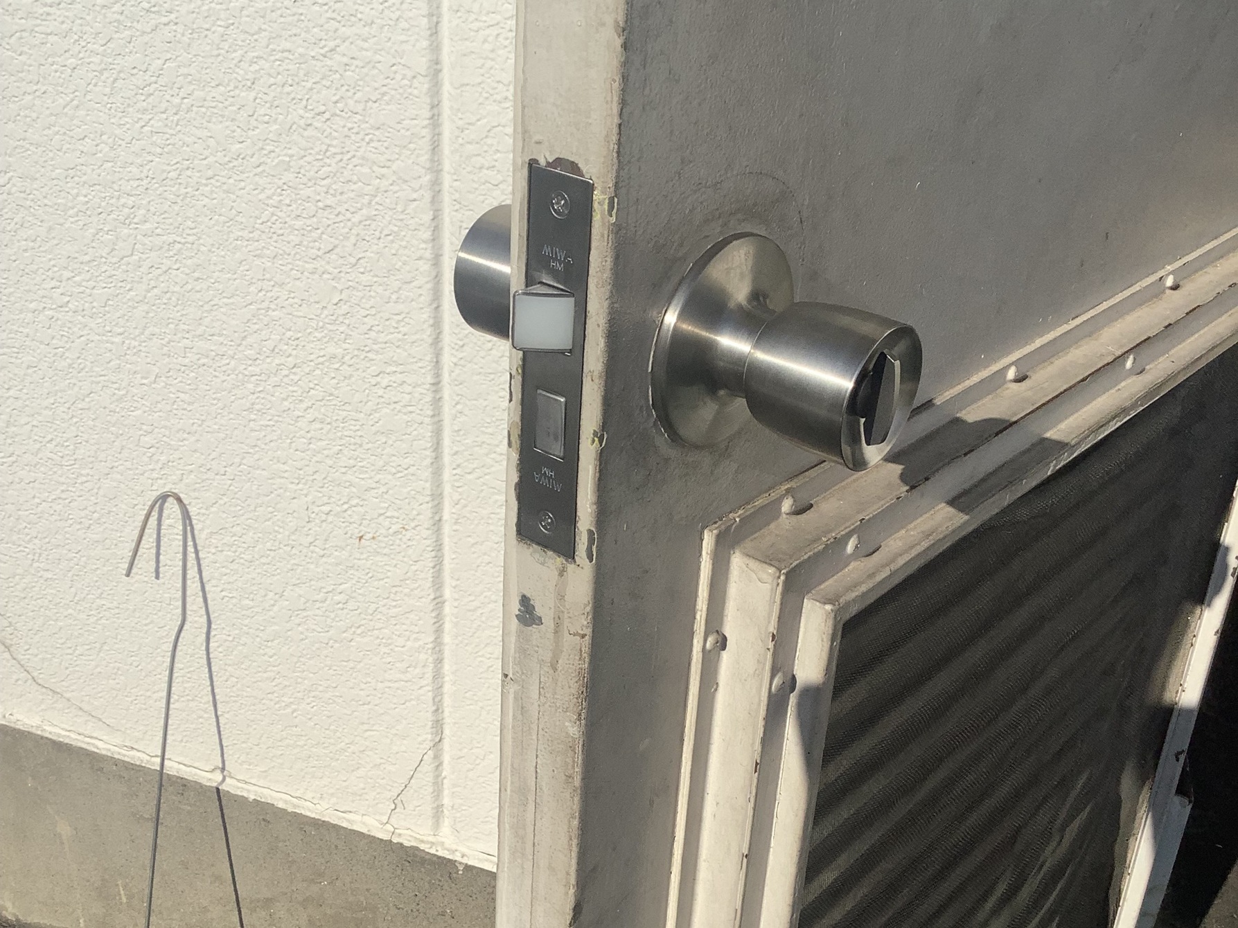 ドアノブがグラグラして閉まらない