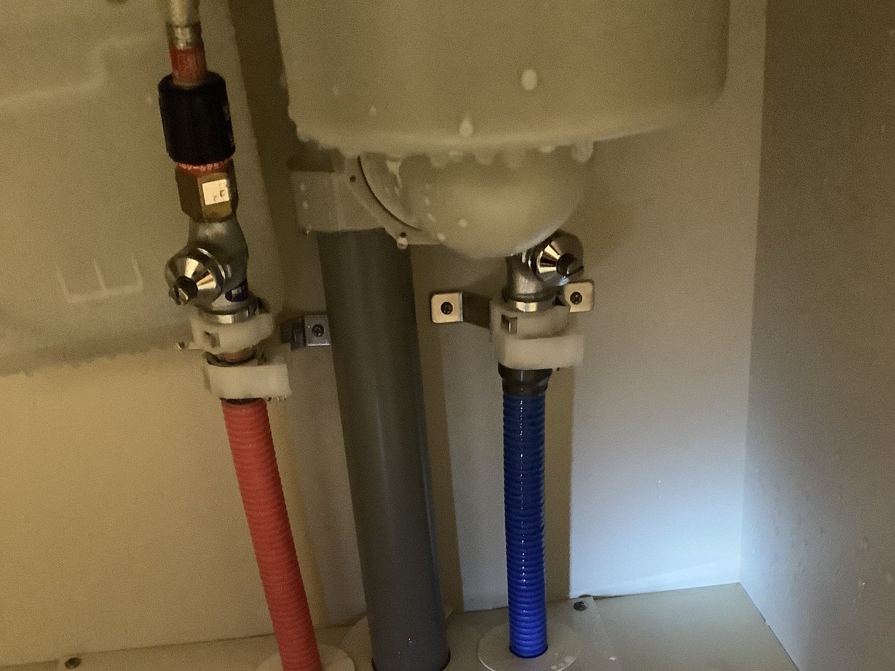 キッチン下から水が噴き出す