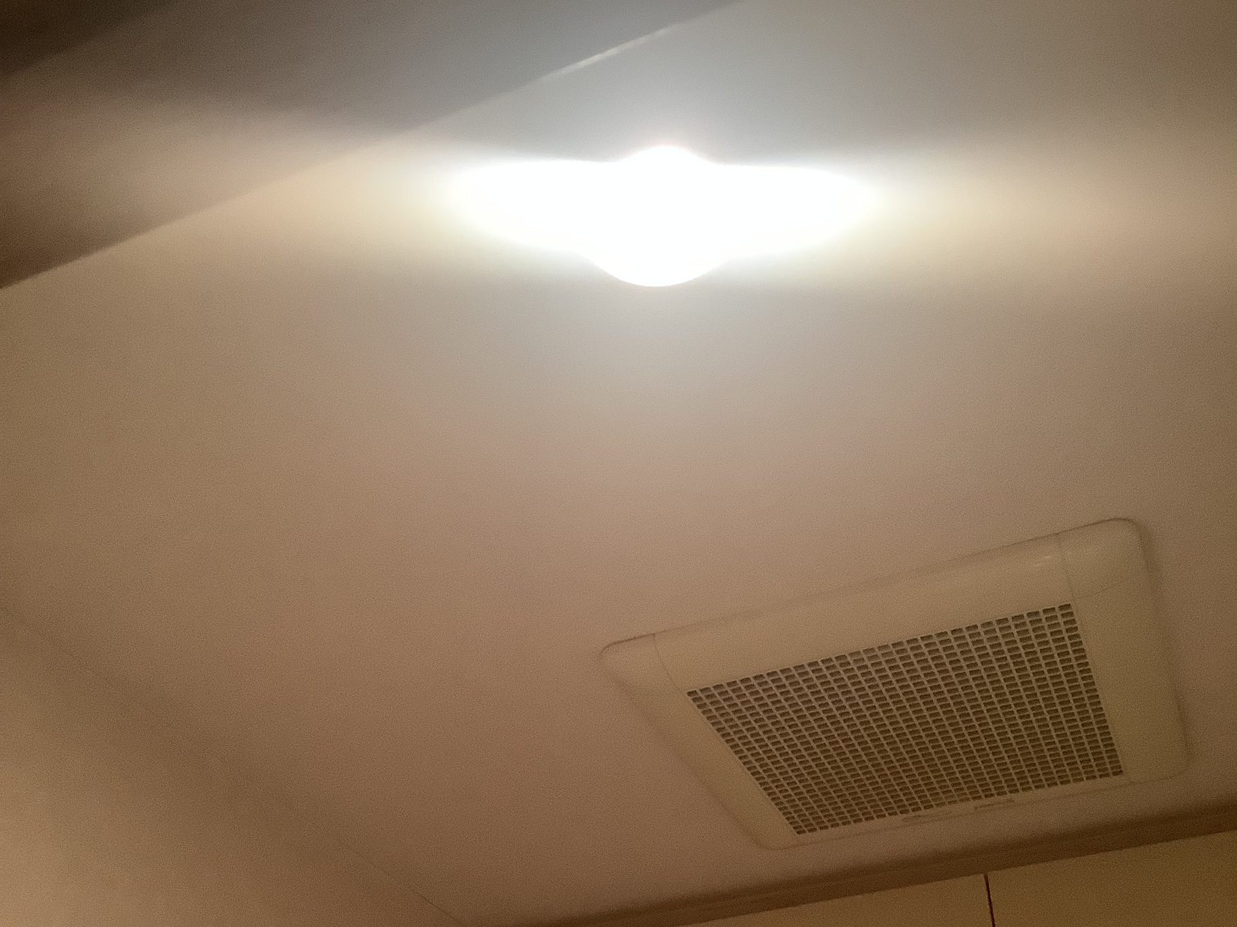 トイレ照明　球交換