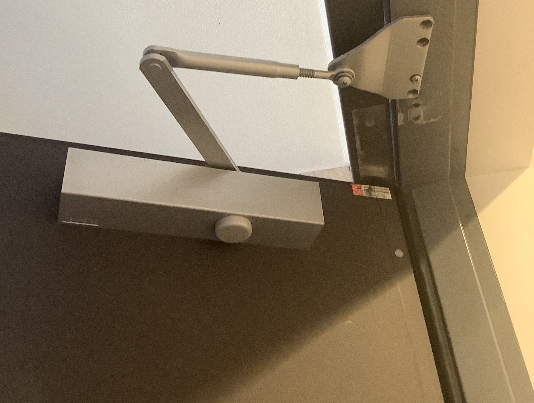 ドアクローザーのネジがなくなった