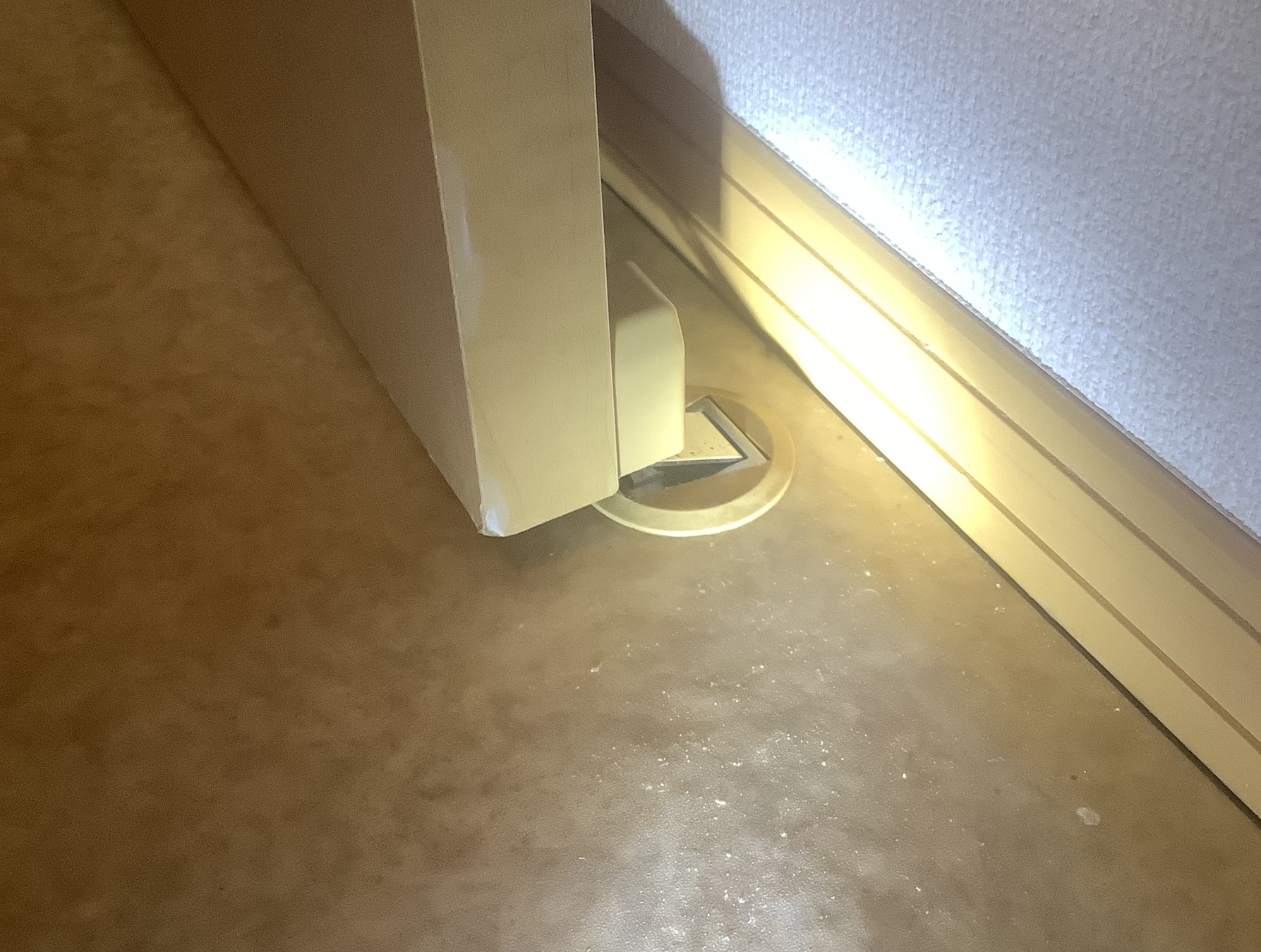 ドアストッパーがかからない