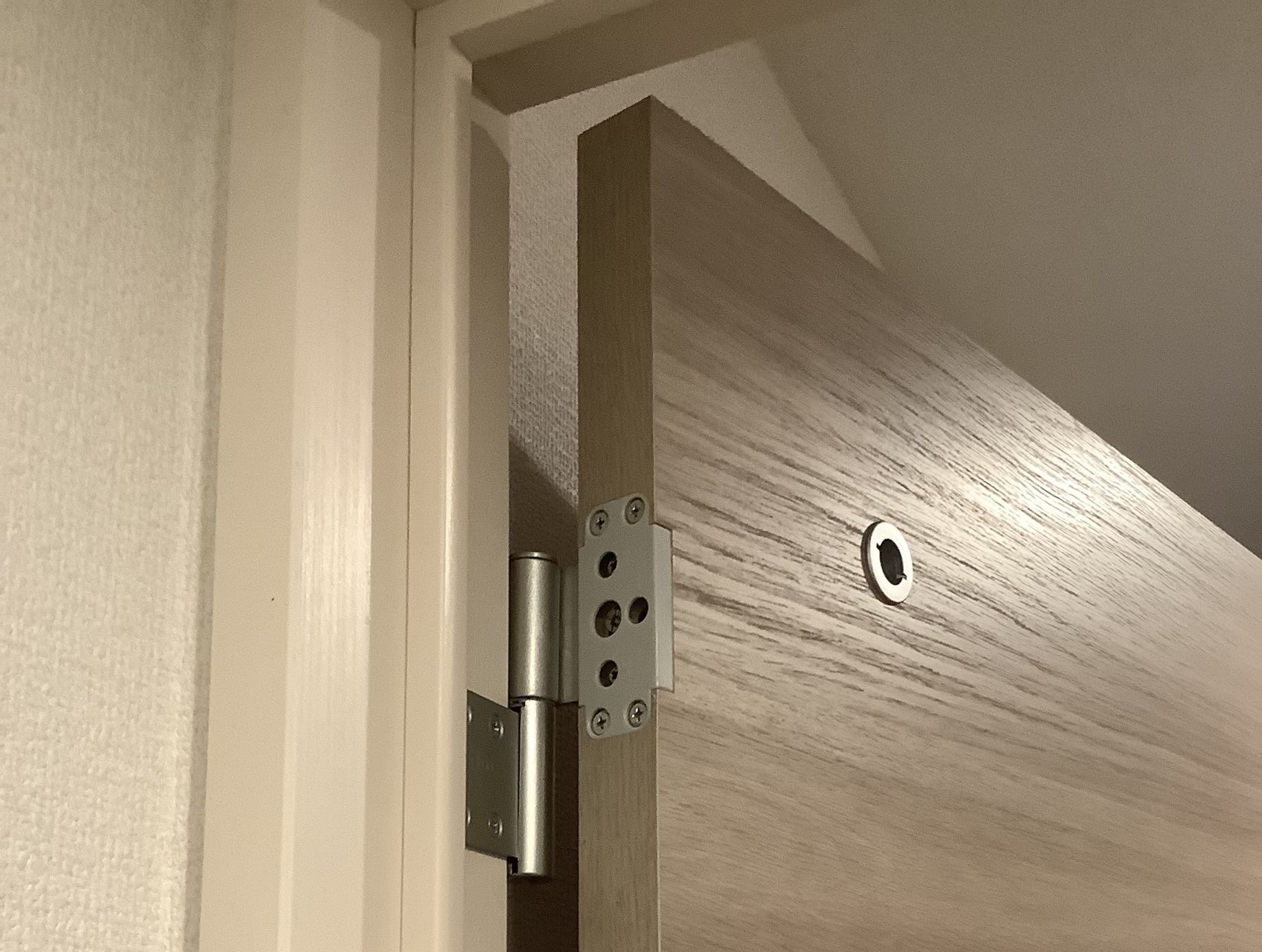 トイレドア丁番調整