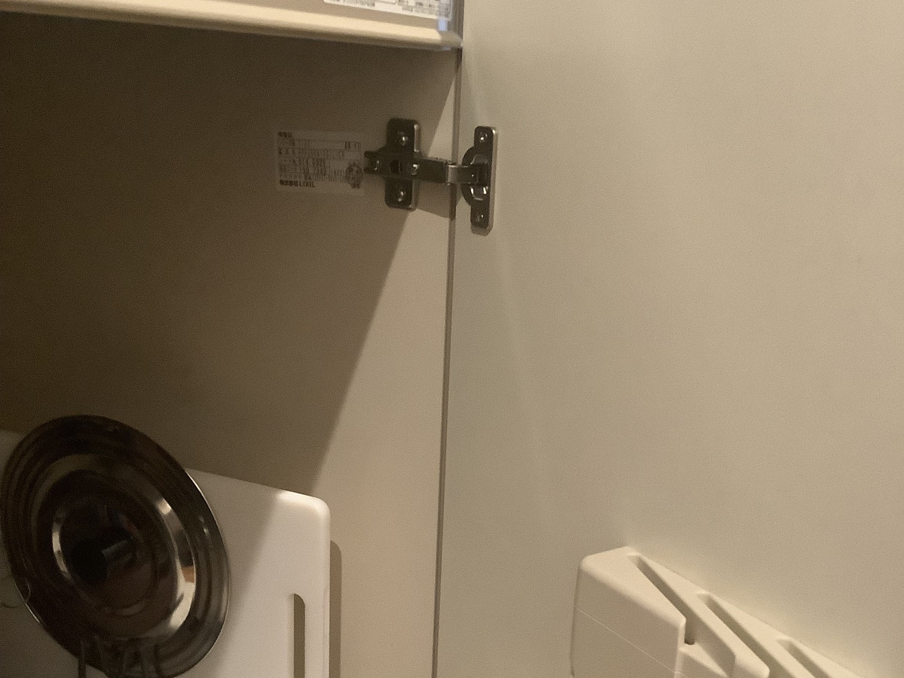 キッチン扉丁番調整